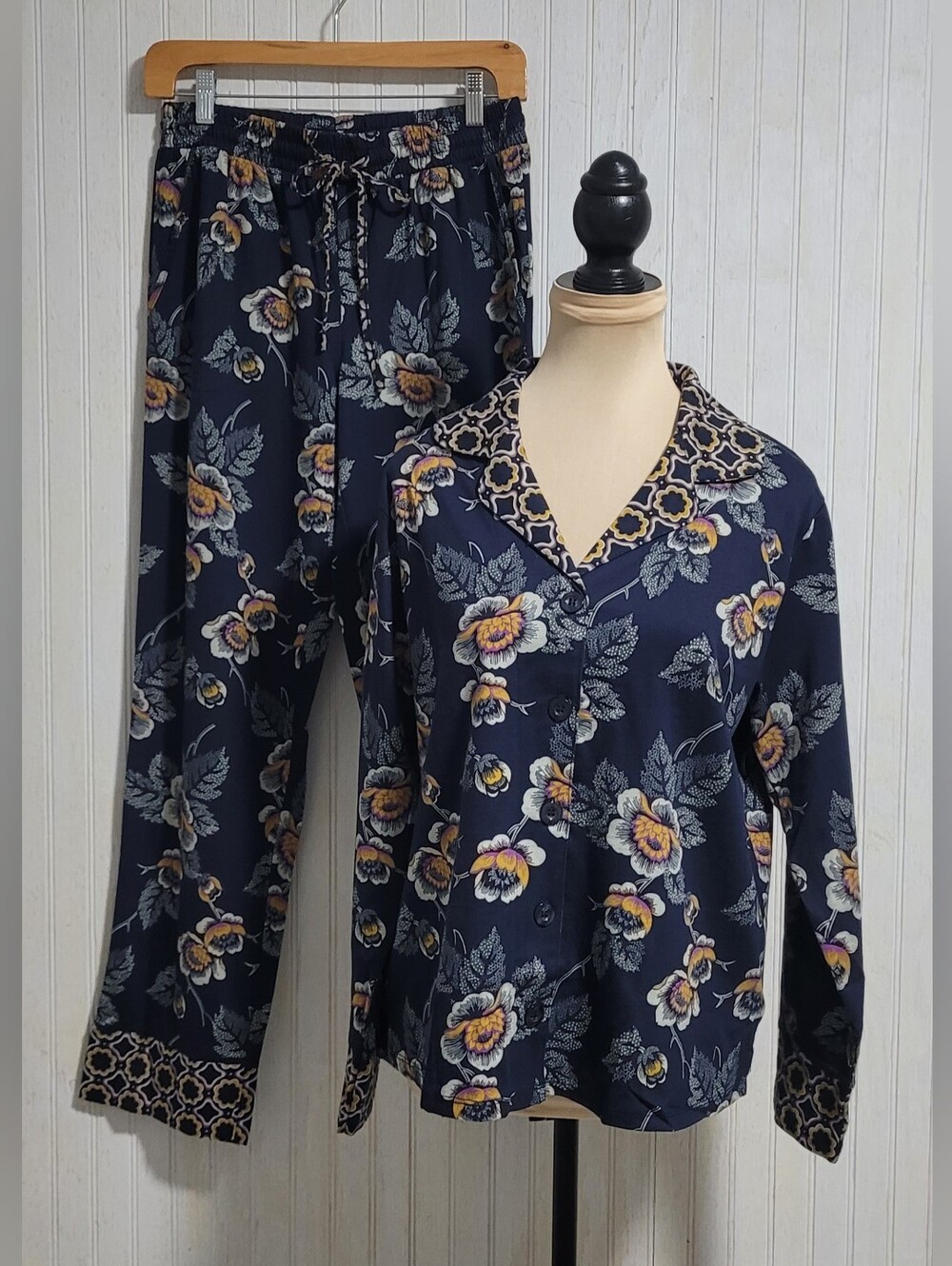 ​Vera Bradley NWT Dottie Leaf Floral Navy Blue Pajama Set Size Small